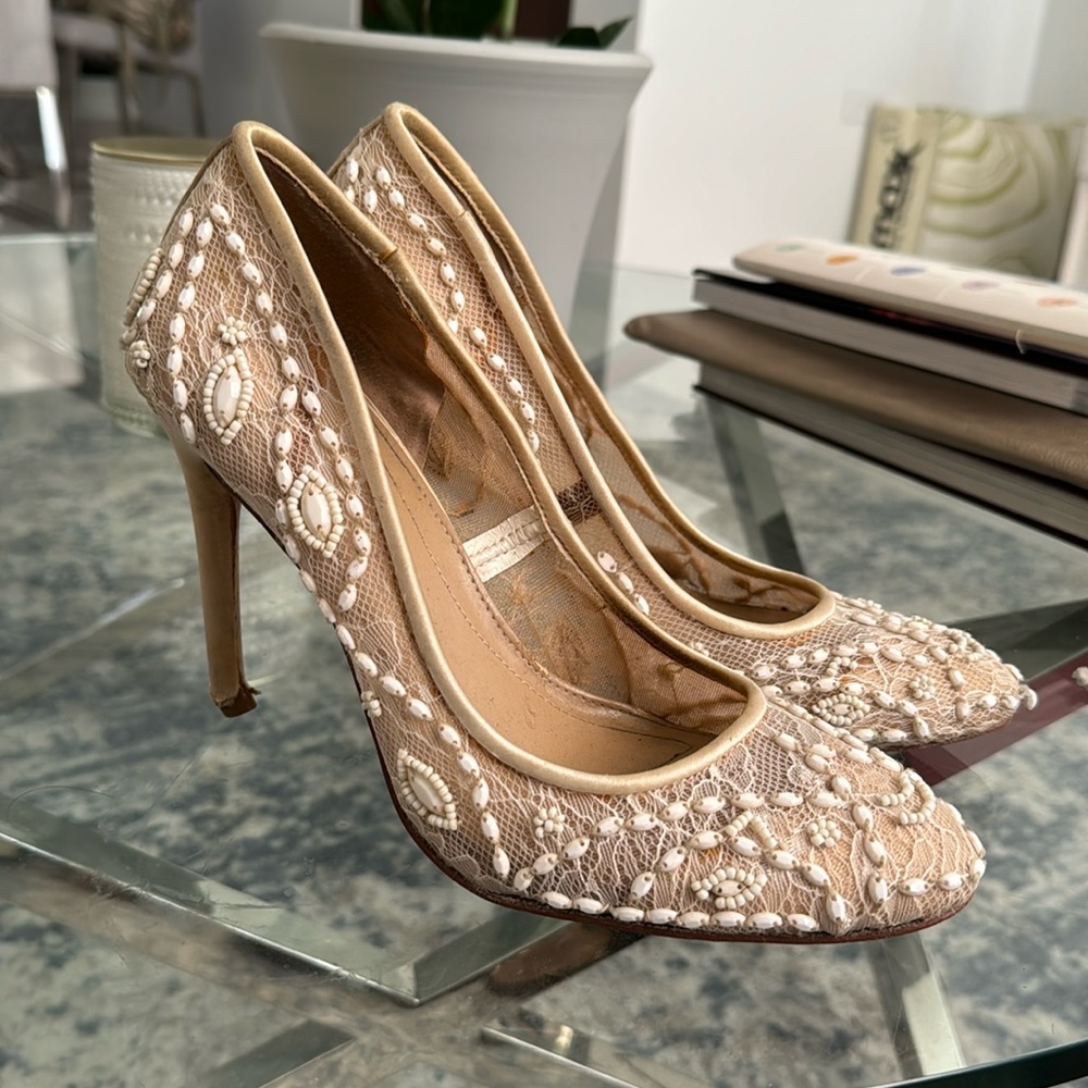 Nude and white embroidered pumps